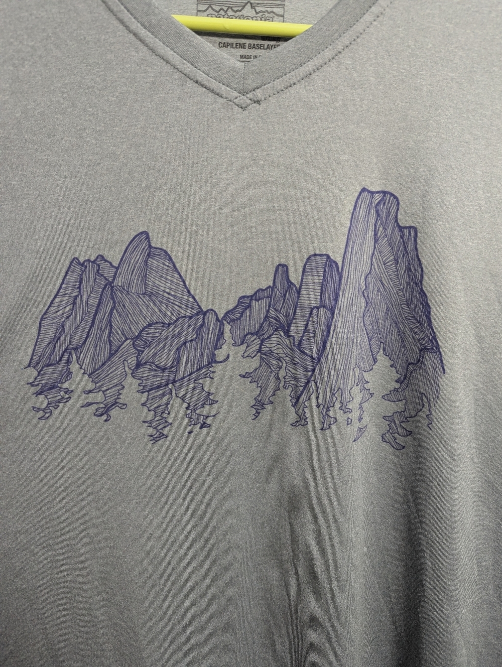Patagonia - Retro Women's XL Gray Base Layer Shirt With Mountain Graphic - Picture 2 of 4